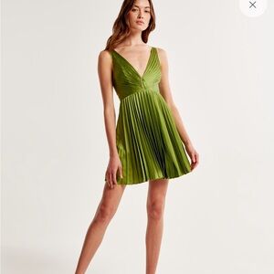 Elegant Green Pleated Dress